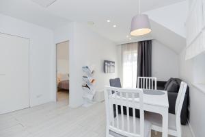 奈达Apartment Amber White的白色的客厅配有桌子和沙发