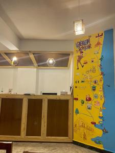 蓬蒂切里Eness Hostels Pondicherry的墙上有大壁画的办公室