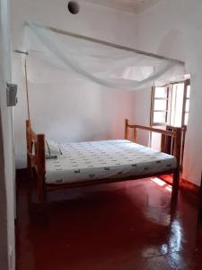 桑给巴尔Uko Uko House的一间带床的卧室,位于带窗户的房间内