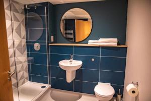 利物浦The Lake House的一间带水槽、卫生间和镜子的浴室