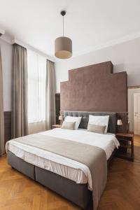 波佩林赫阿姆弗拉酒店的一间卧室配有一张大床和大床头板