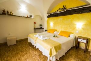 GrimaldoLa Posada de Grimaldo的一间卧室设有两张床和黄色的墙壁