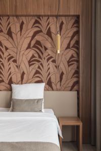 波佩林赫阿姆弗拉酒店的卧室配有一张壁画床