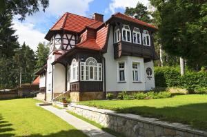 波兰尼卡-兹德鲁伊Villa Dębowa的白色和黑色的房屋,有红色屋顶