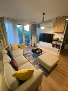 巴拉通雷勒Premium Lelle Waterfront Resort Bonnie的客厅配有白色沙发和黄色枕头。