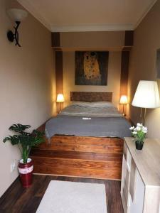 布达佩斯Lake Park Residence的一间卧室配有一张带两盏灯的木床。