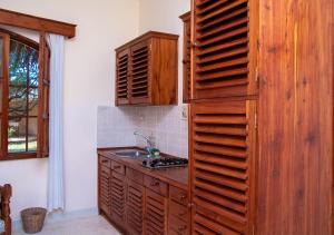 马林迪Tembo Court Apartments的一个带水槽和木墙的厨房