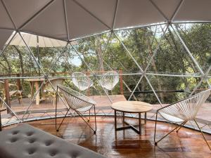 佩雷拉Solana Glamping的庭院配有桌椅和遮阳伞。