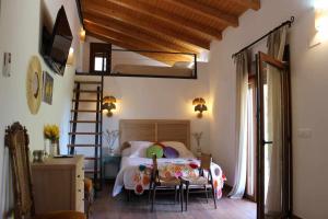 坎德莱达Molino de La Médica Casa Rural de Lujo en Gredos的一间卧室配有一张床和一张高架床