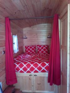 Grainville-YmauvilleLes Insolites de Nini的一间卧室配有红色的床和红色窗帘