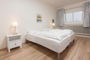 塞尔福斯Ljosafoss Guest House的白色的卧室设有一张大床和一个窗户