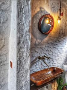 波卢巴库苏斯Căsuțele de sub Șipote的一间带木制水槽和镜子的浴室