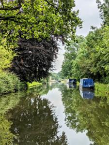 特灵Narrow Escape - 50ft Boat on the Grand Union Canal, near Tring的河里两只船在水里