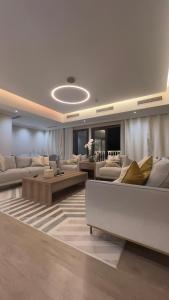 多哈The Key - Luxury Apartment的带沙发和桌子的大型客厅