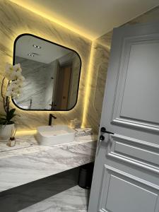 多哈The Key - Luxury Apartment的一间带水槽和镜子的浴室
