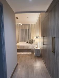 多哈The Key - Luxury Apartment的卧室配有一张床和一张桌子