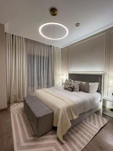 多哈The Key - Luxury Apartment的一间卧室配有一张大床和灯具