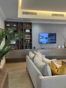 多哈The Key - Luxury Apartment的带沙发和平面电视的客厅