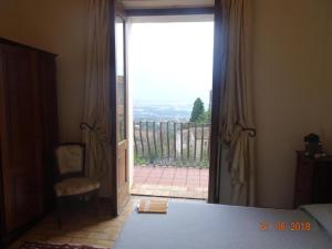 阿尔托蒙泰Castello di Altomonte的一间卧室设有大型滑动玻璃门,享有美景