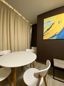 波尔塔瓦Hotel Atmosphere的一间会议室,配有白色的桌子和白色的椅子