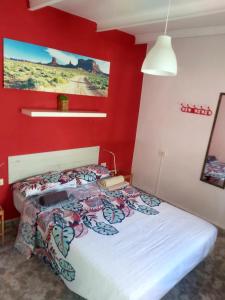 圣克鲁斯-德特内里费Guest House Santa Cruz的一间卧室配有一张红色墙壁的床