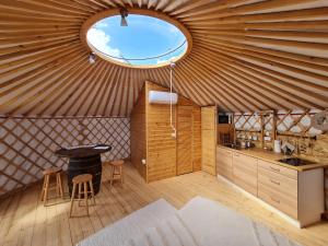 拉茨凯韦Jurtafarm Ráckeve - a nomád luxus的圆窗圆顶帐篷内的厨房