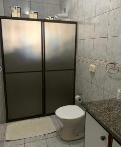 布卢梅瑙Suíte Aconchego的一间带卫生间和淋浴间的浴室