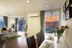 邦盛BBG海滨豪华服务式公寓的海景用餐室和客厅