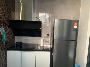 马六甲lmperio Residence Melaka - Private Indoor Hot Jacuzzi的厨房配有不锈钢冰箱和炉灶。