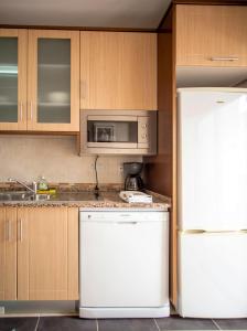 阿尔布费拉阿尔布费拉别墅酒店的厨房配有白色冰箱和微波炉
