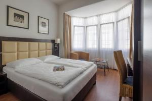 弗莱堡密涅瓦酒店的酒店客房设有床和窗户。