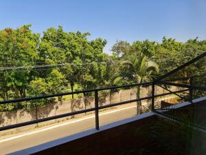 亚松森Terrazas Vista Verde的享有树木和人行道景致的阳台