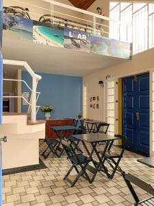 卡波布里奥Pousada do Luar Cabo Frio的客房设有桌椅和一张双层床。