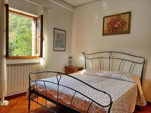 科尔托纳隐居之家度假屋的一间卧室设有一张床和一个窗口
