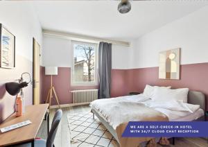 巴塞尔Becozy Self Check-in Hotel Basel an der Messe的一间卧室配有一张床、一张书桌和一个窗户。