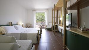 费拉约港Residenza酒店圣安娜德尔佛特尔拉伊欧公寓酒店的一间卧室配有一张床、一台电视和一张沙发