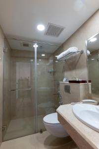 蒙纳Issacs Residency的带淋浴、卫生间和盥洗盆的浴室