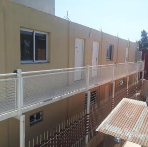GualeguaychúMatices的带有栏杆的建筑的阳台