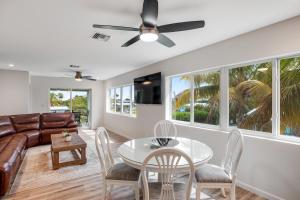 大松礁岛Sunset Villa的客厅配有沙发和桌椅