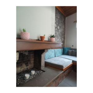 科尼察Potamolithos Suites的带沙发和壁炉的客厅