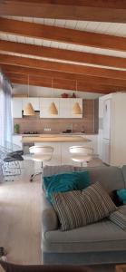 阿罗纳Beautiful chalet with wifi and free parking的带沙发的客厅和厨房
