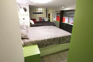 马德里Duplex en Chamberi Osoteca的一间小房间的卧室,配有一张床铺