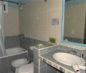 多拉达斯海滩Aquamarinas Departamentos的一间带卫生间、水槽和镜子的浴室