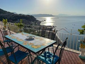 维耶特里MAR-ISA Amalfi Coast的俯瞰水面的阳台配有桌椅