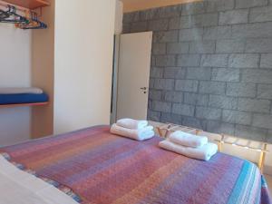 多拉达斯海滩Aquamarinas Departamentos的一间卧室配有带毛巾的床