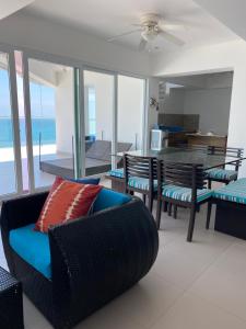 通苏帕Departamentos frente al mar en Resort Playa Azul-Tonsupa的客厅配有沙发和桌椅