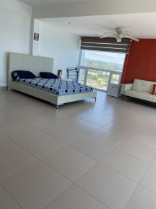 通苏帕Departamentos frente al mar en Resort Playa Azul-Tonsupa的一间卧室配有一张床和一个沙发