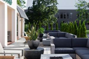 列克星敦Elwood Hotel & Suites的带沙发、桌子和植物的庭院