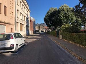 鲁昂#LIndustrioChampetre Free Parking, Bien Situé, Spacieux, Proche Clinique的停在街道边的白色汽车