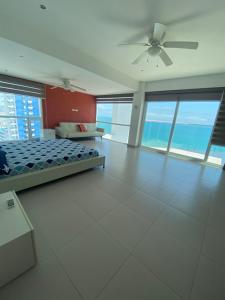 通苏帕Departamentos frente al mar en Resort Playa Azul-Tonsupa的一间卧室配有一张床和吊扇